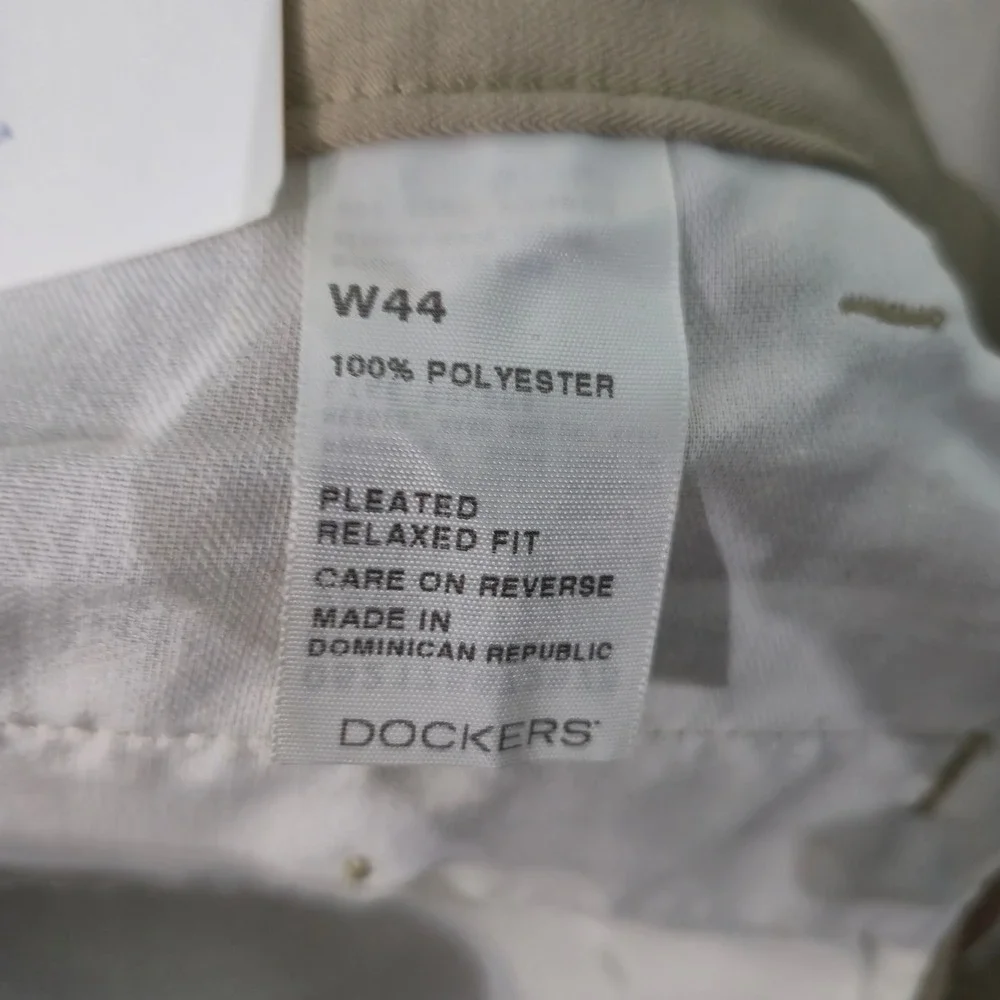 Dockers Golf Mens Tan Khaki Pleated Relaxed Fit Shorts 44 9.5 Inseam NWT